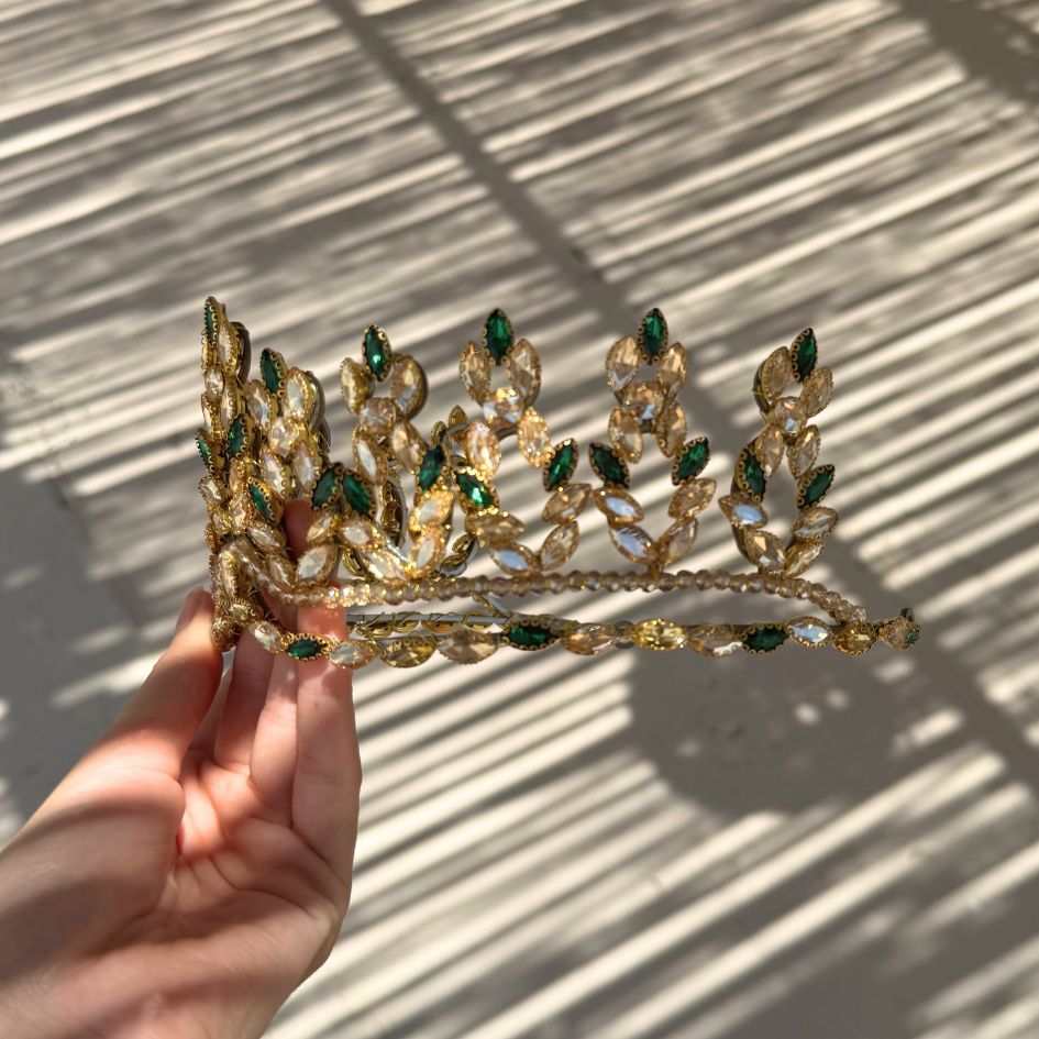 Couronne princesse dorée avec cristaux verts et champagne