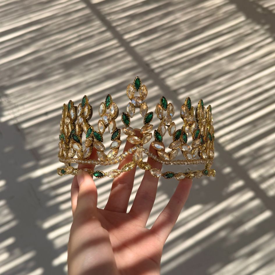 Couronne princesse dorée avec cristaux verts et champagne