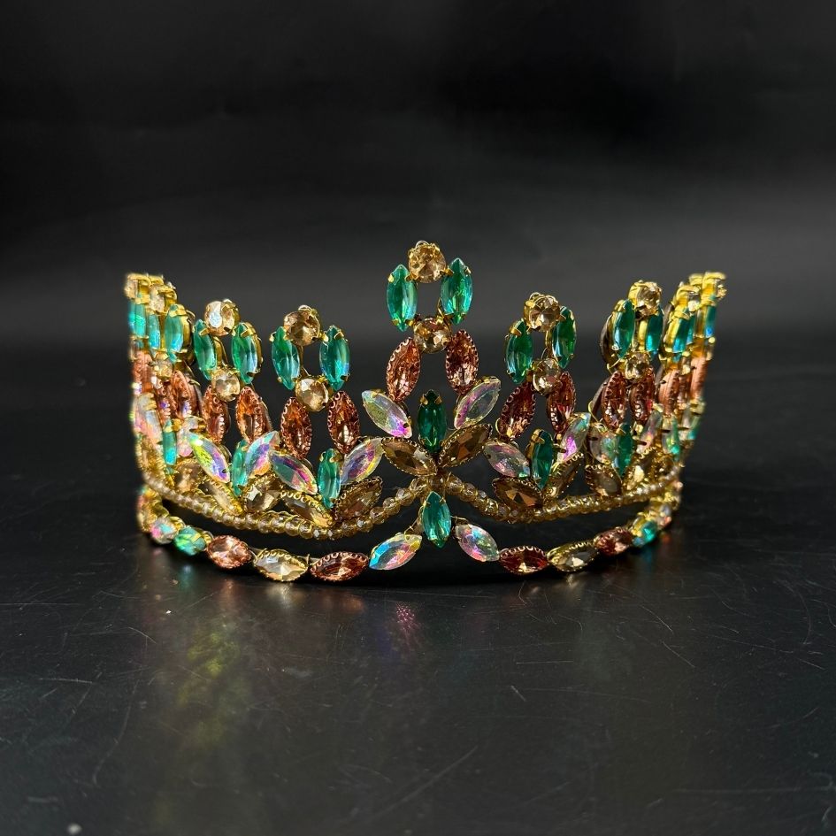 Couronne princesse dorée avec cristaux verts et irisés