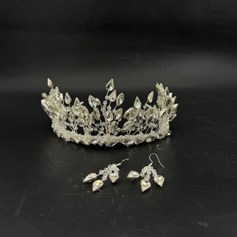 Parure couronne et boucles d’oreilles argentées avec cristaux