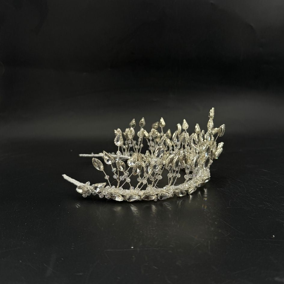 Parure couronne et boucles d’oreilles argentées avec cristaux