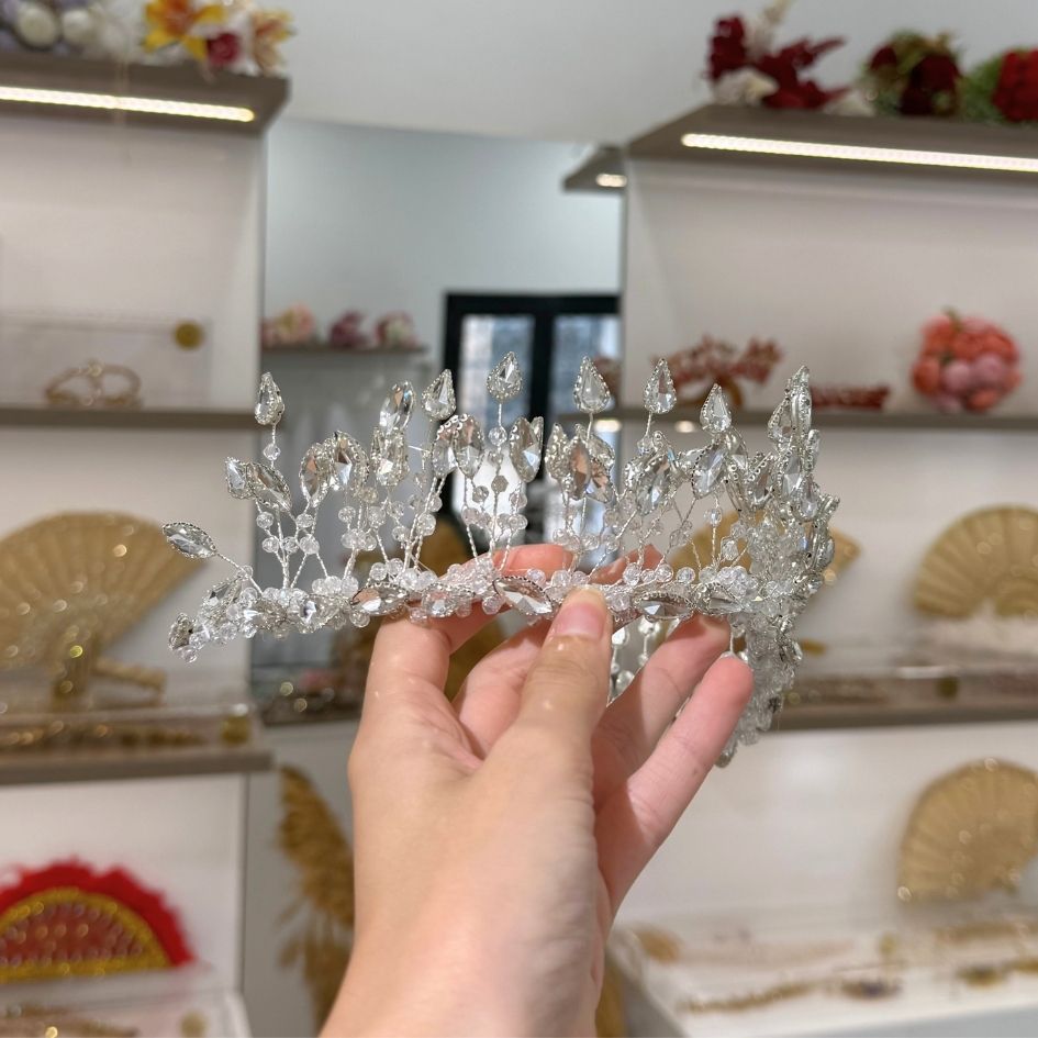 Parure couronne et boucles d’oreilles argentées avec cristaux