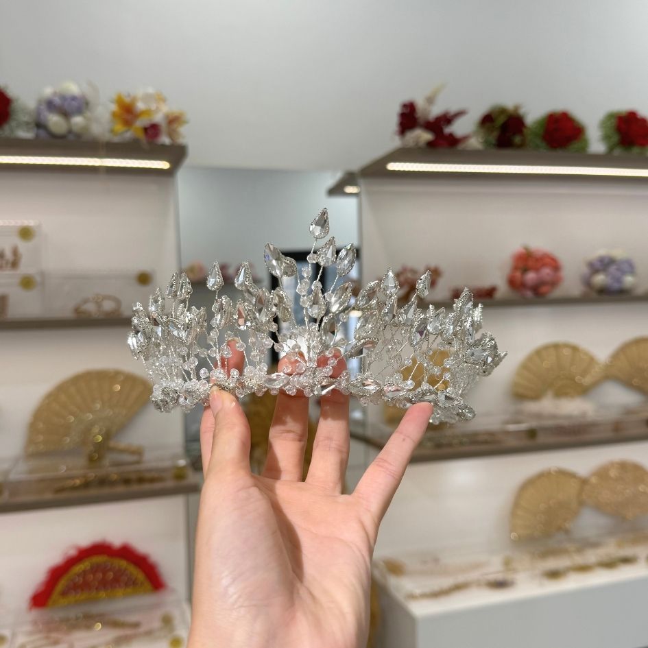 Parure couronne et boucles d’oreilles argentées avec cristaux