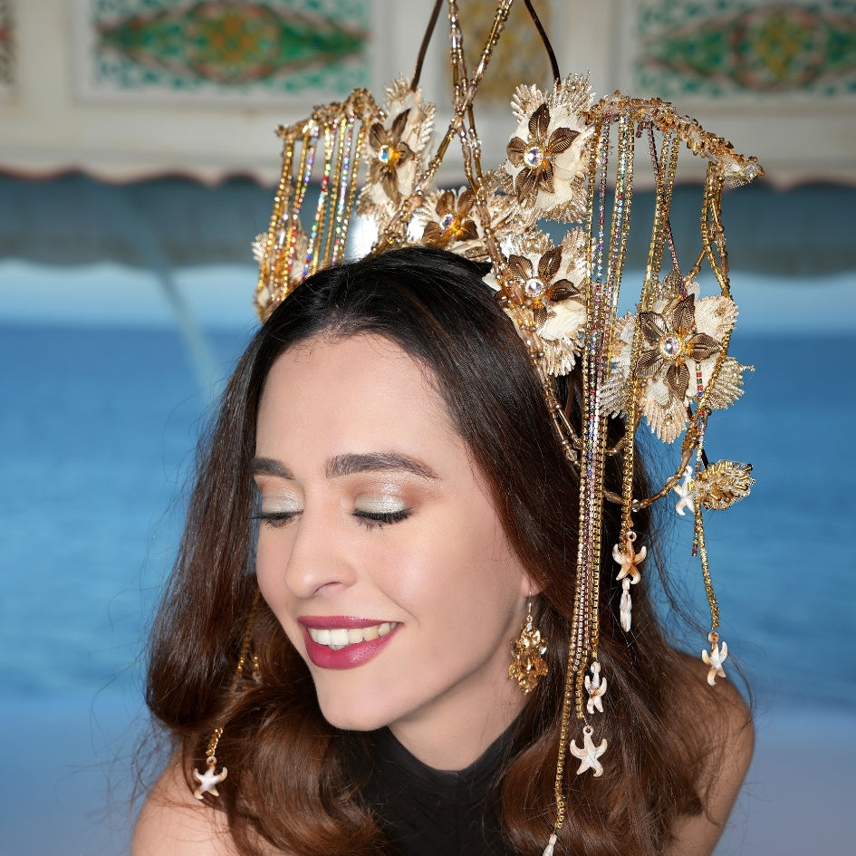 Couronne de festival dorée à motifs floraux