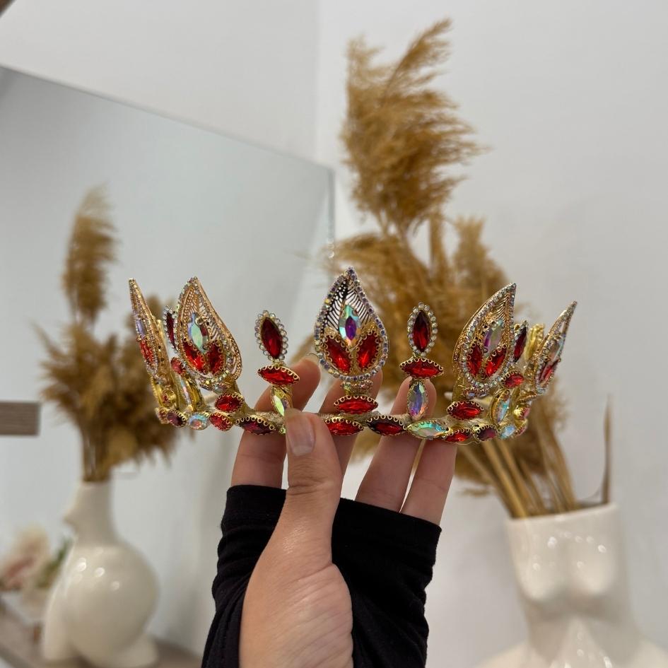 Couronne royale dorée et rouge en strass – Tiare de soirée et mariage