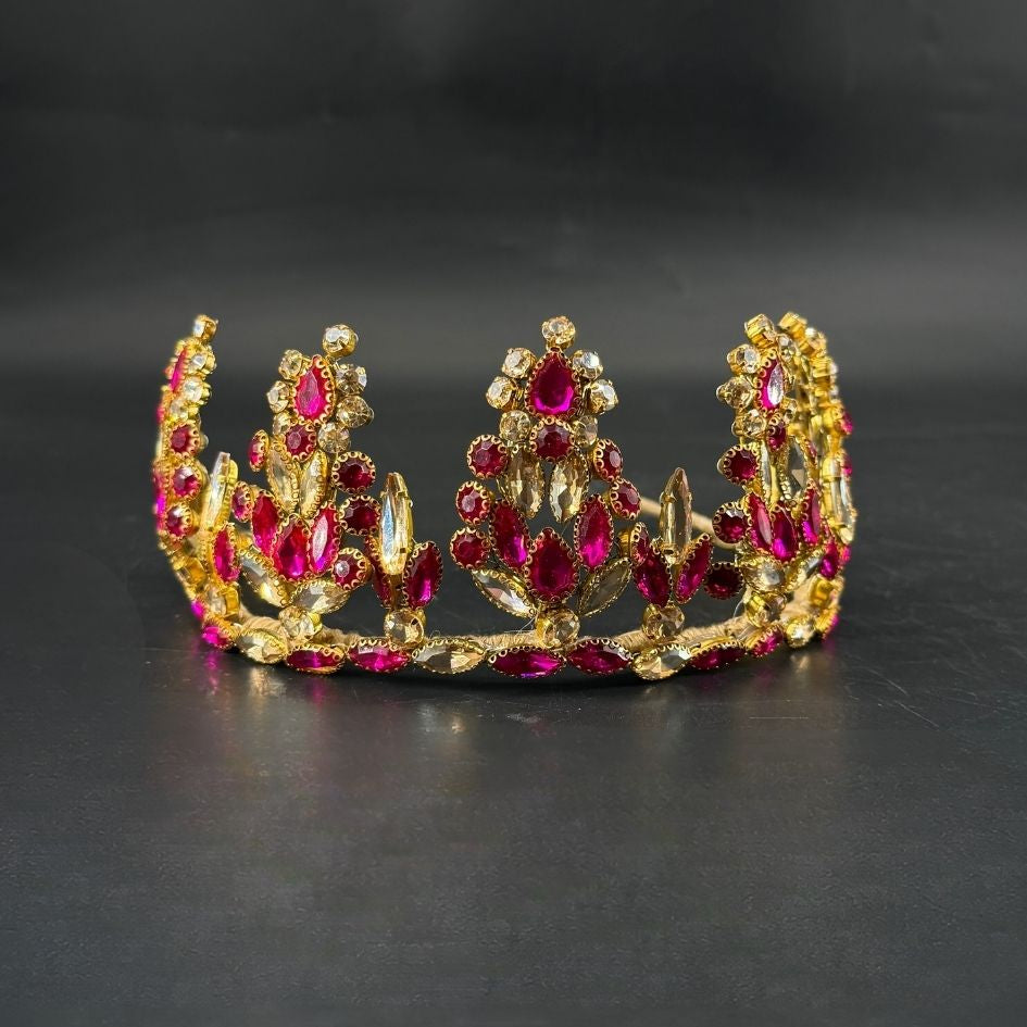 Couronne princesse dorée avec cristaux fuchsia et strass
