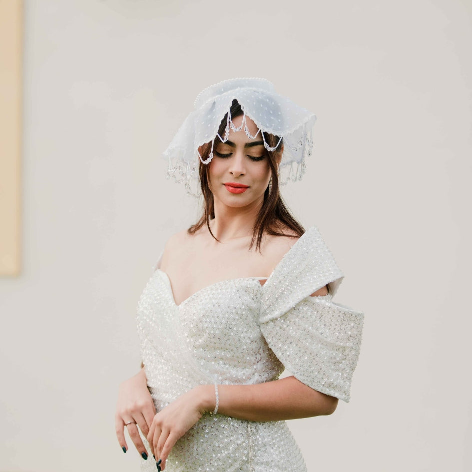 Chapeau de cérémonie blanc à fleurs perlées blanc
