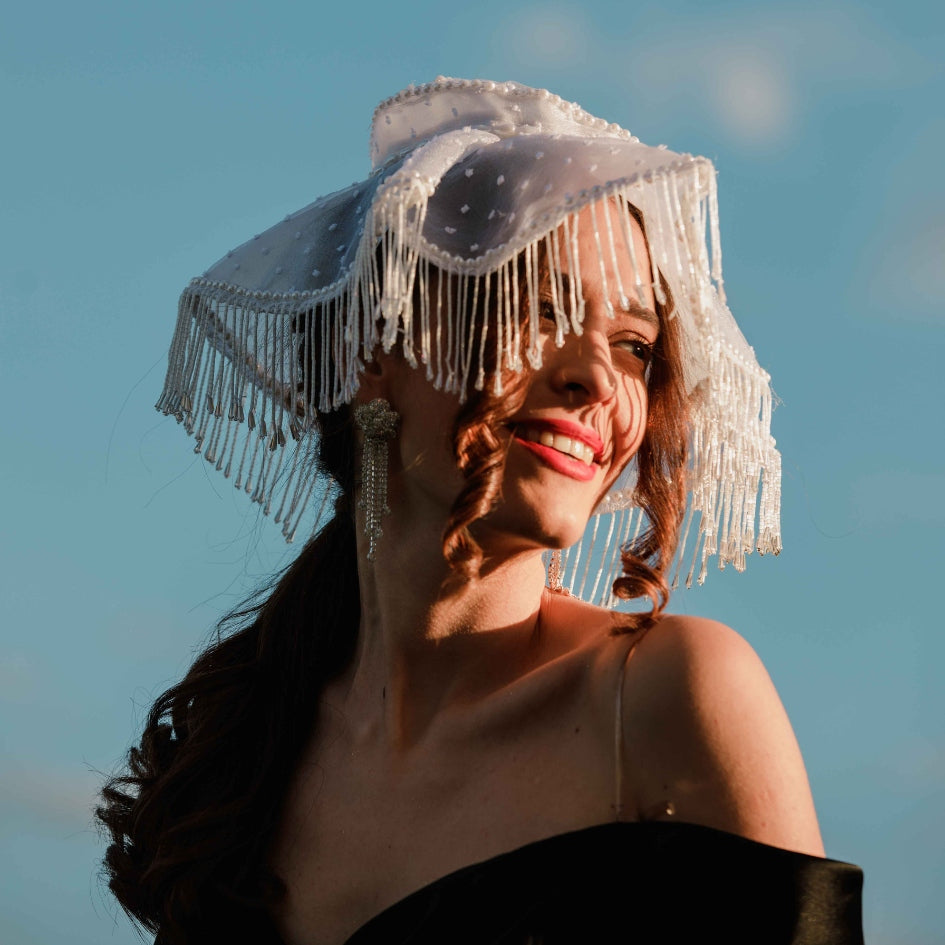 Chapeau de fête en dentelle et perles élégantes