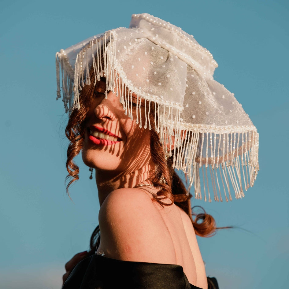 Chapeau de fête en dentelle et perles élégantes
