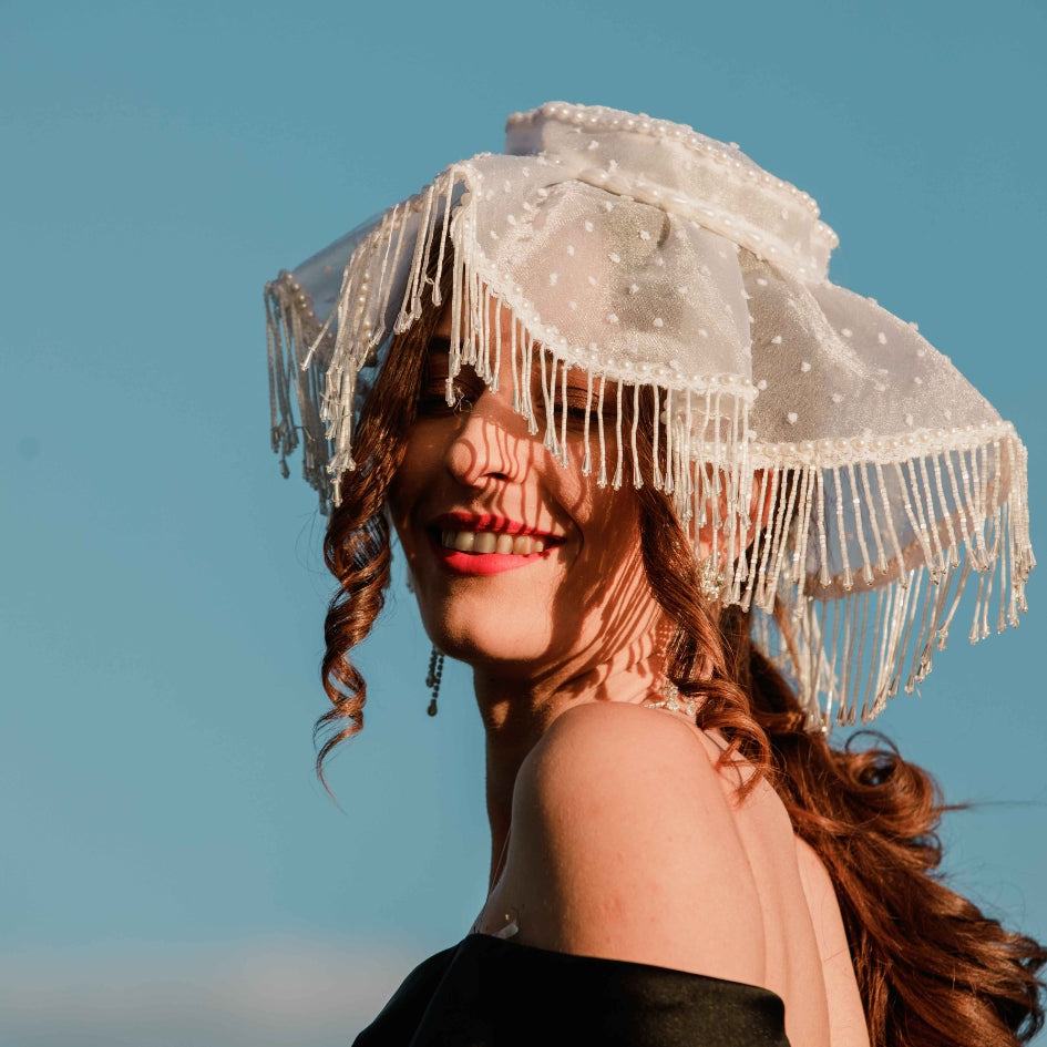 Chapeau de fête en dentelle et perles élégantes