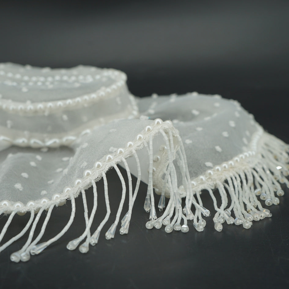 Chapeau de fête en dentelle et perles élégantes