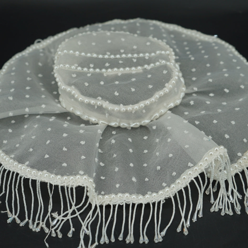 Chapeau de fête en dentelle et perles élégantes