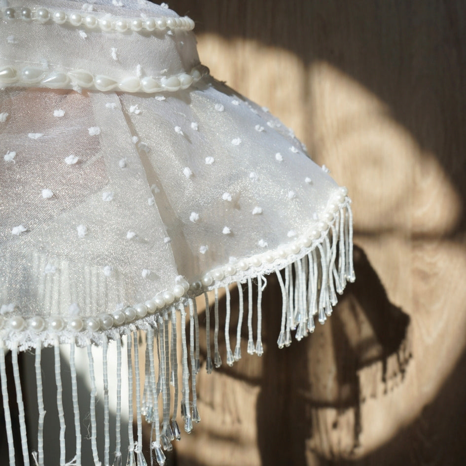 Chapeau de fête en dentelle et perles élégantes
