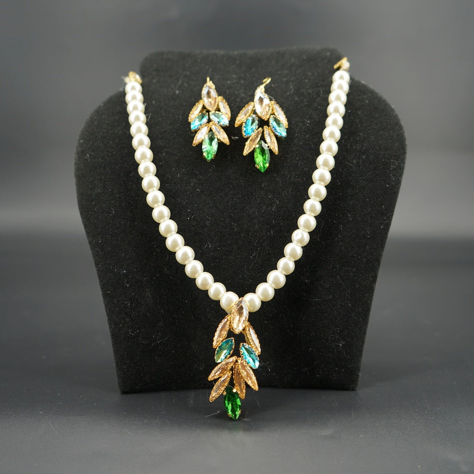 Collier avec boucle d'oreille en perles blanc et pendentif en cristaux Vert – Look élégant