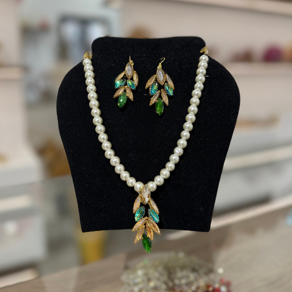 Collier avec boucle d'oreille en perles blanc et pendentif en cristaux Vert – Look élégant