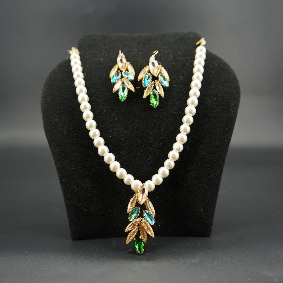 Collier avec boucle d'oreille en perles blanc et pendentif en cristaux Vert – Look élégant