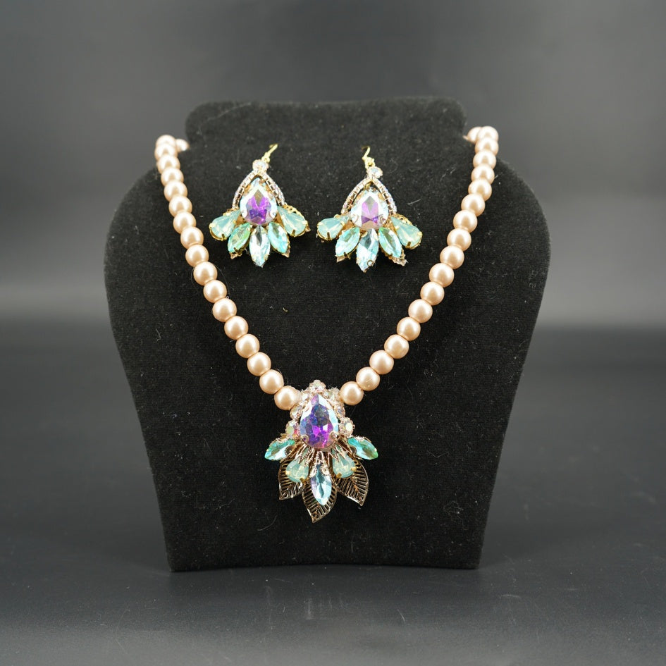 Collier avec boucle d'oreille en perles et pendentif en cristaux bleus – Look élégant