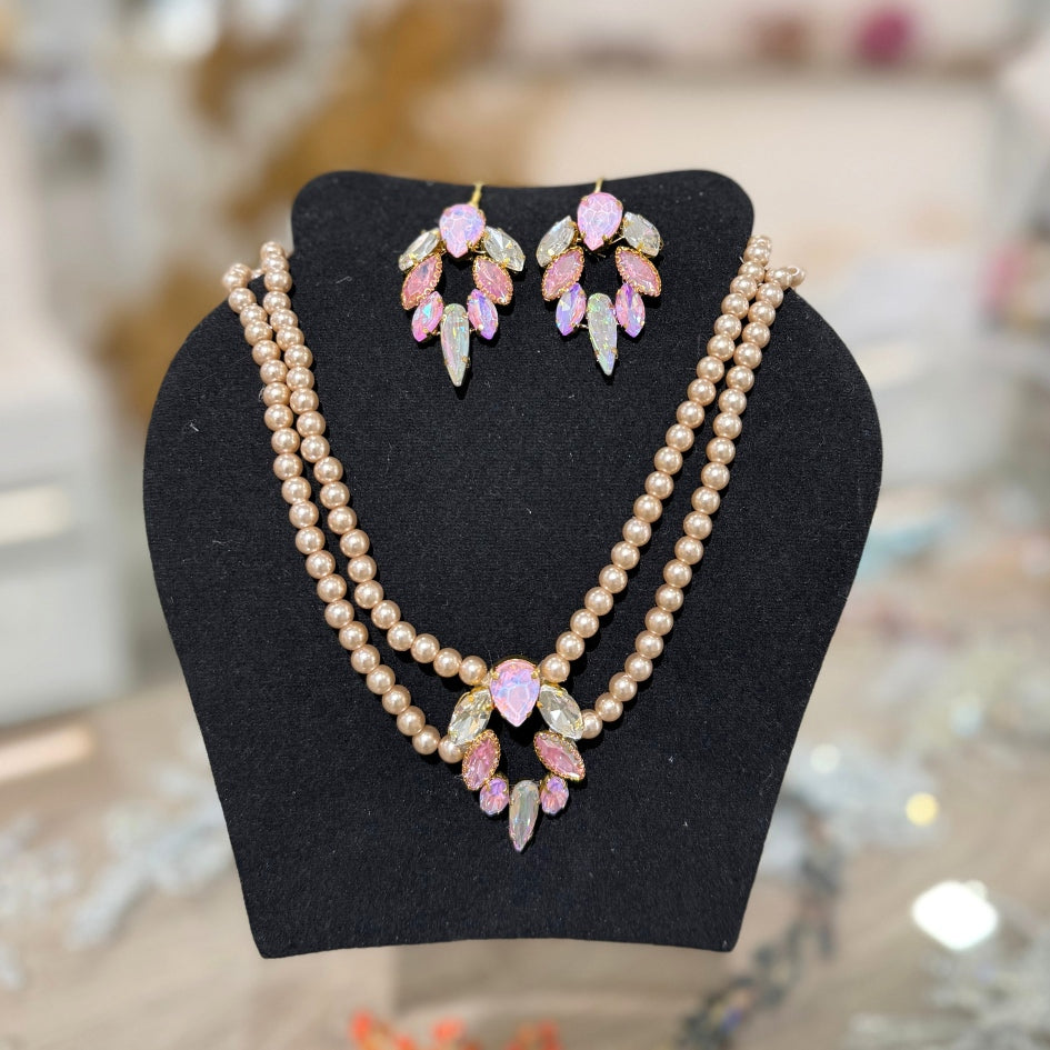 Collier avec les boucle d'oreille rose chic en perles et strass – Accessoire de luxe