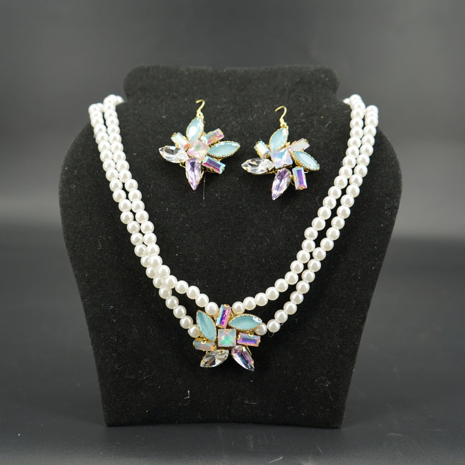 Collier avec boucle d'oreille en perles et pendentif en cristaux bleus – Look élégant