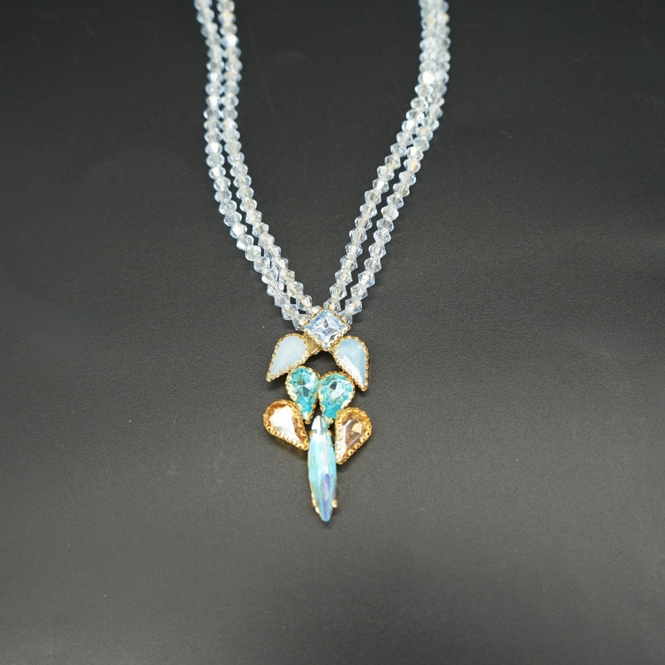Collier double rangs en perles et pendentif en cristaux bleus – Look élégant