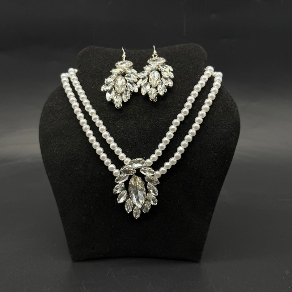 Collier et boucles d’oreilles en perles et cristaux argentés
