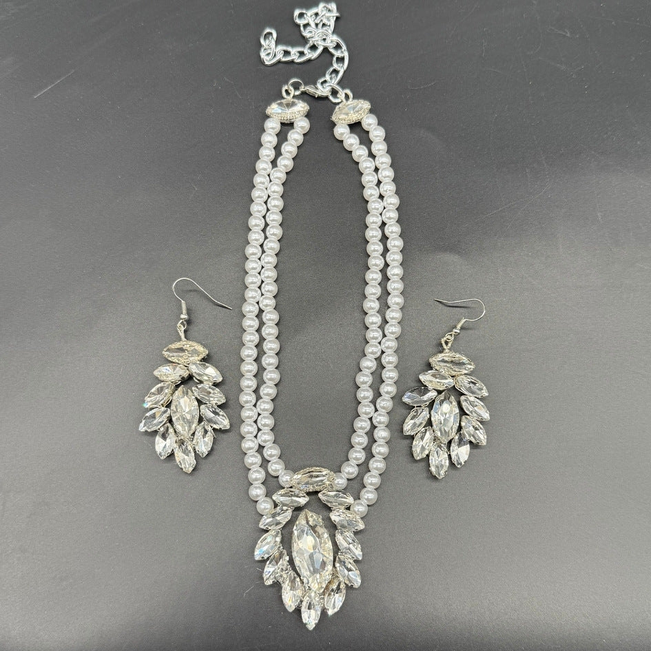 Collier et boucles d’oreilles en perles et cristaux argentés
