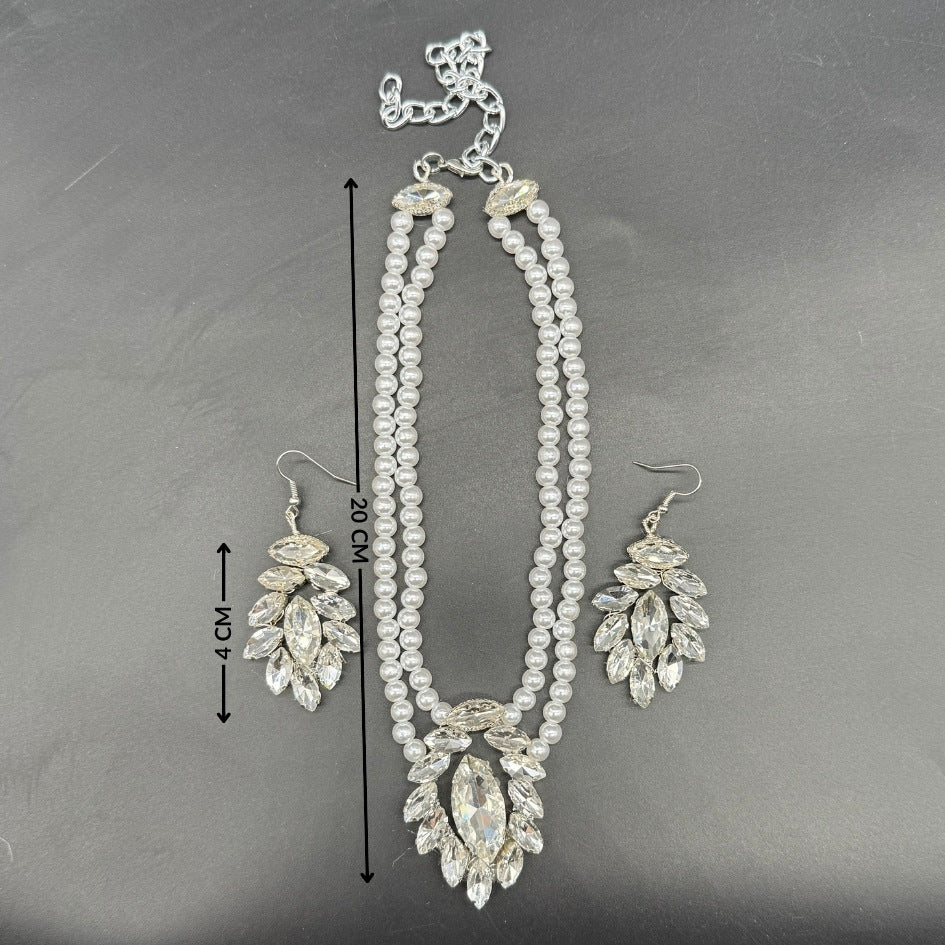 Collier et boucles d’oreilles en perles et cristaux argentés