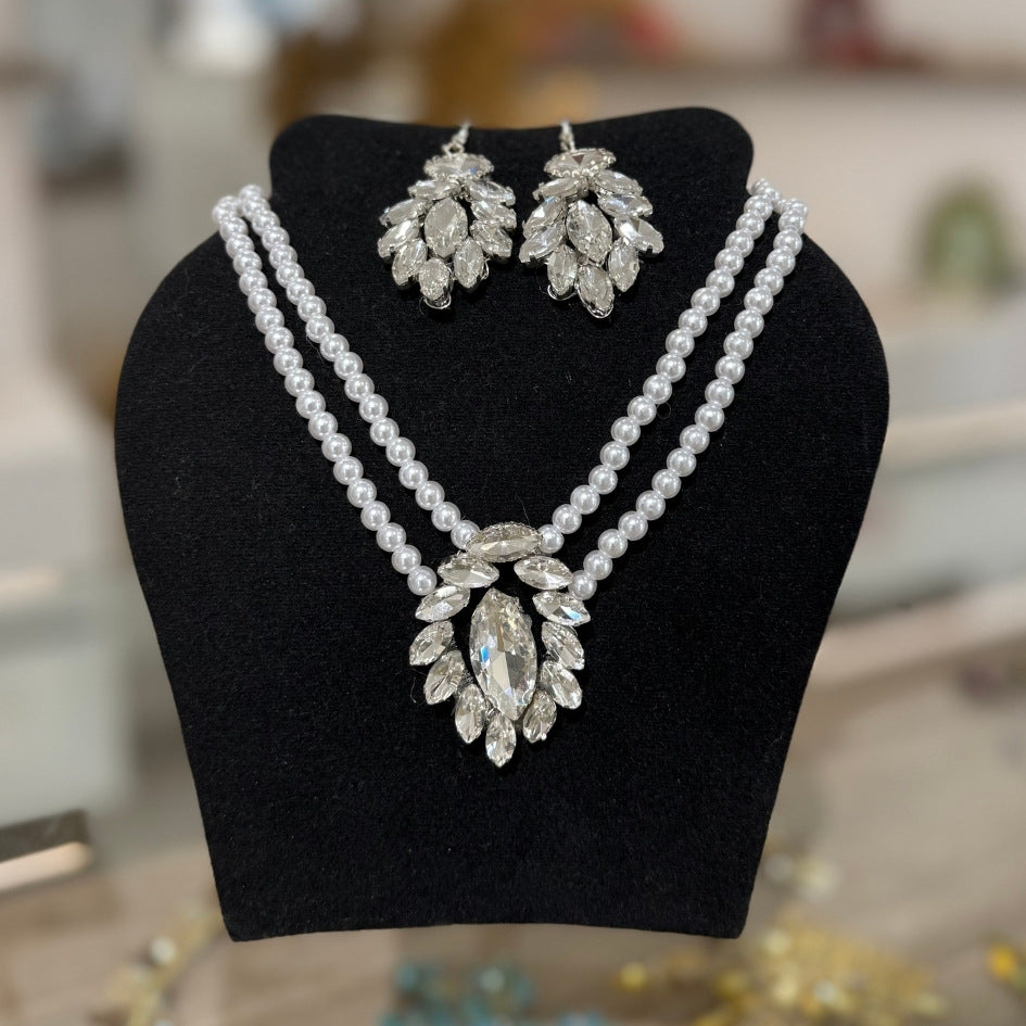 Collier et boucles d’oreilles en perles et cristaux argentés