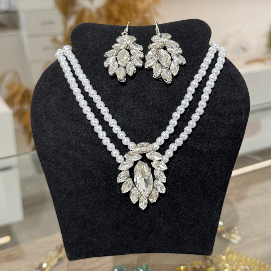 Collier et boucles d’oreilles en perles et cristaux argentés