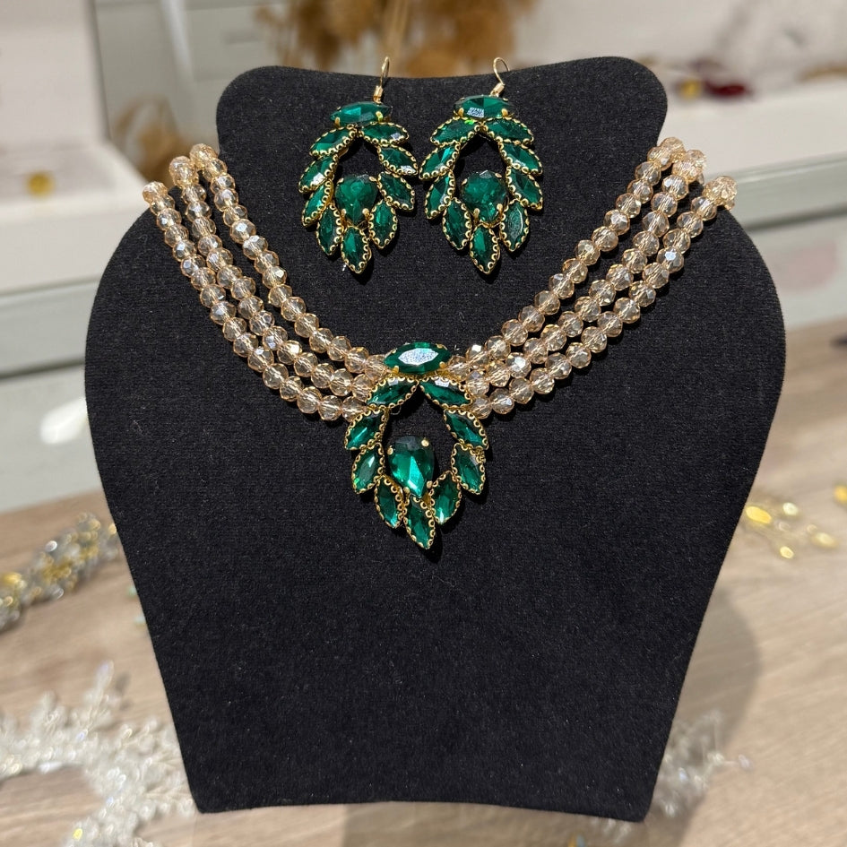 Collier et boucles d’oreilles en perles et cristaux scintillants doré et verte
