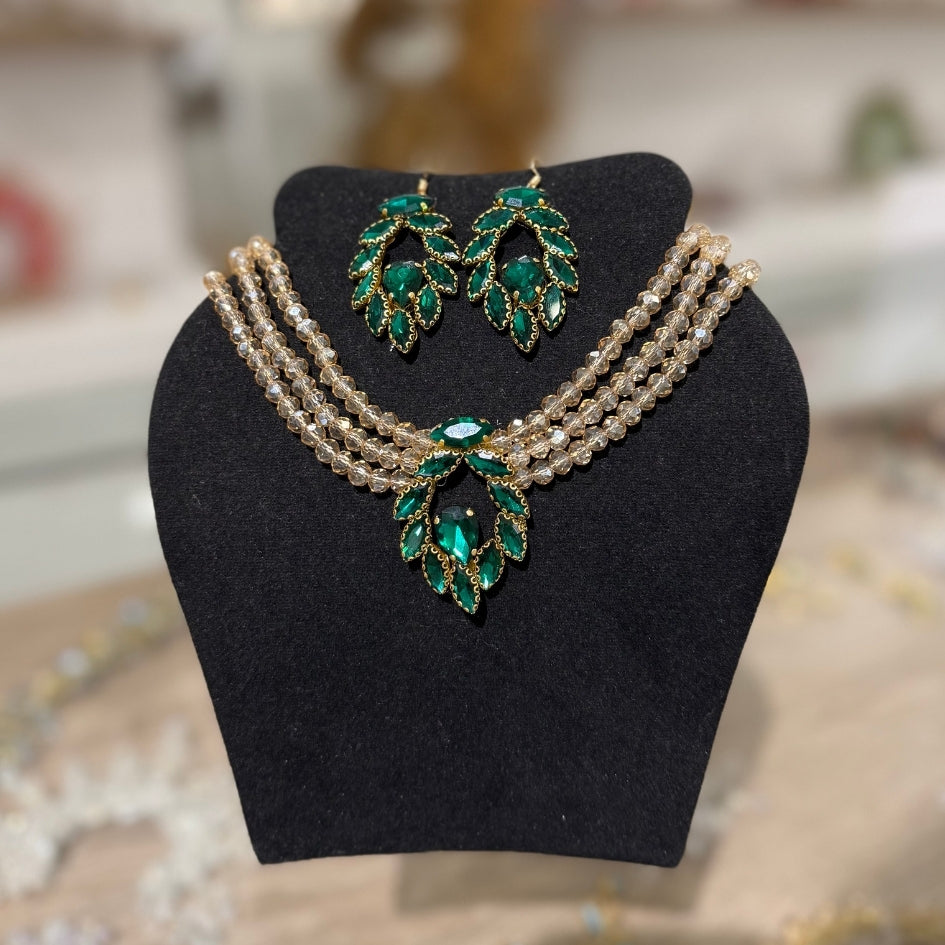 Collier et boucles d’oreilles en perles et cristaux scintillants doré et verte