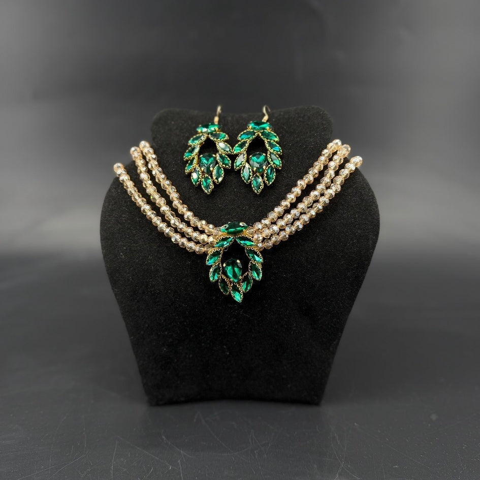 Collier et boucles d’oreilles en perles et cristaux scintillants doré et verte