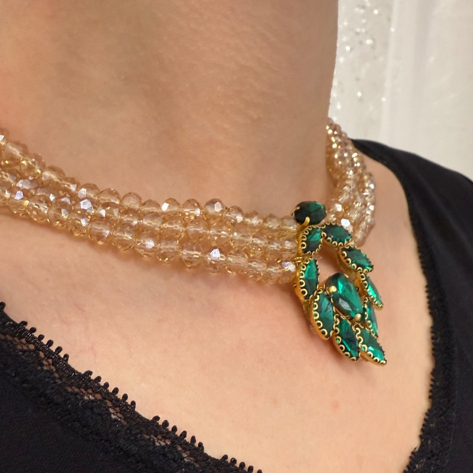 Collier et boucles d’oreilles en perles et cristaux scintillants doré et verte