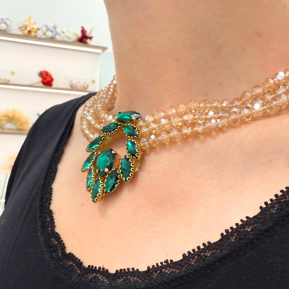 Collier et boucles d’oreilles en perles et cristaux scintillants doré et verte