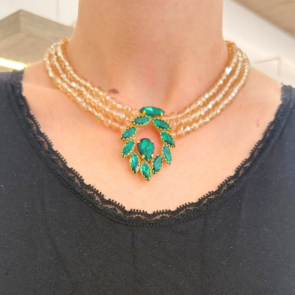 Collier et boucles d’oreilles en perles et cristaux scintillants doré et verte