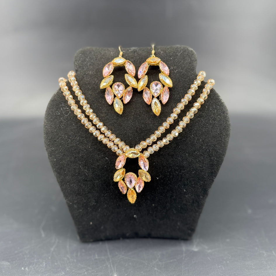Collier doré avec boucles d’oreilles cristal rose et doré