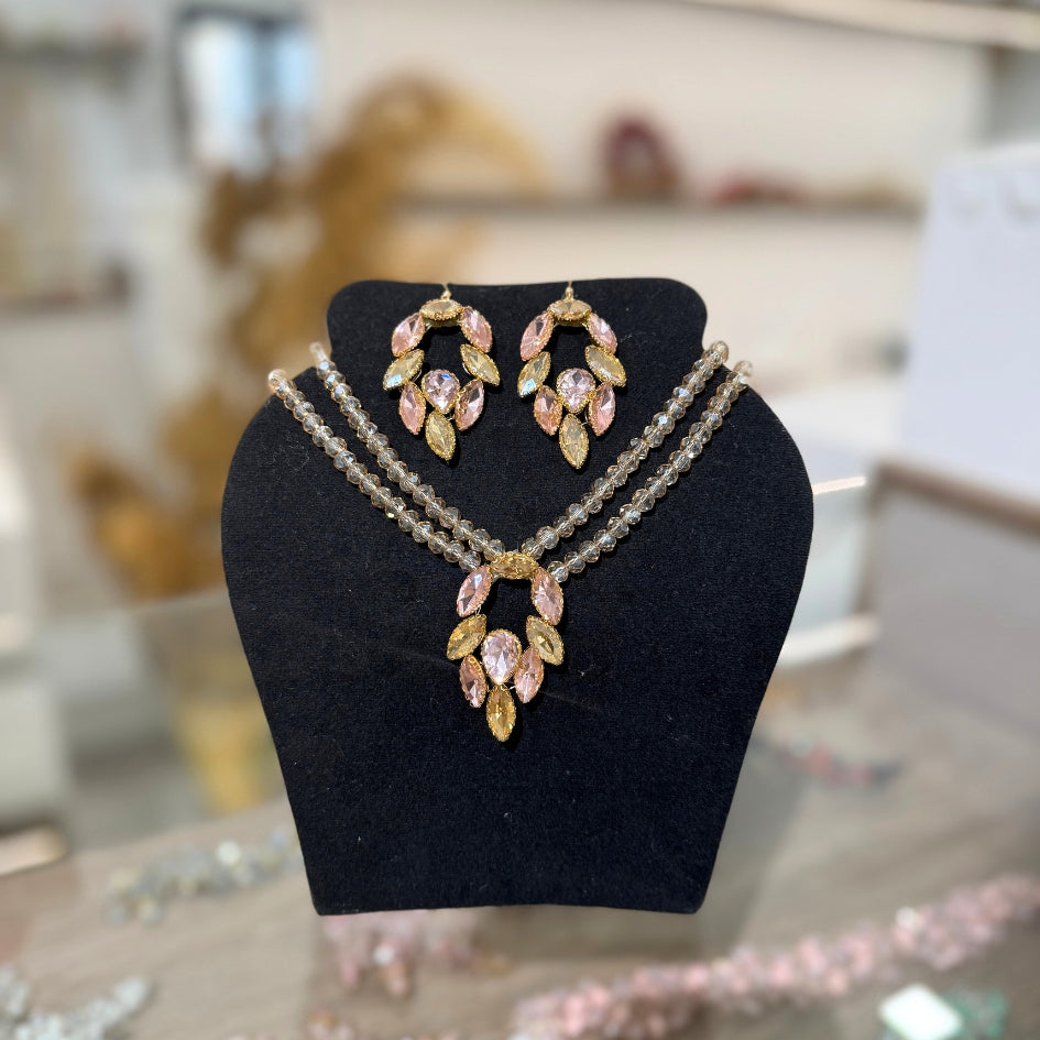 Collier doré avec boucles d’oreilles cristal rose et doré