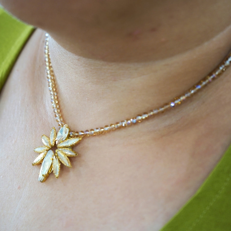 Collier et boucles d’oreilles étoile dorée pour cérémonie ou soirée