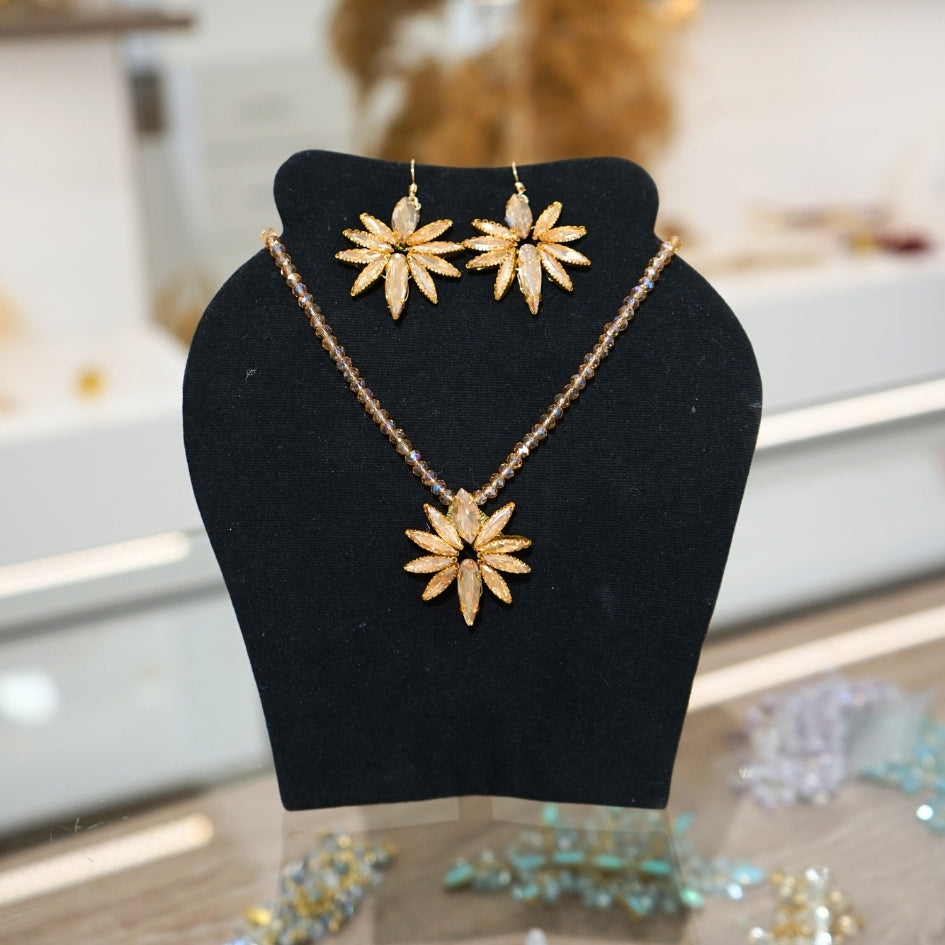 Collier et boucles d’oreilles étoile dorée pour cérémonie ou soirée