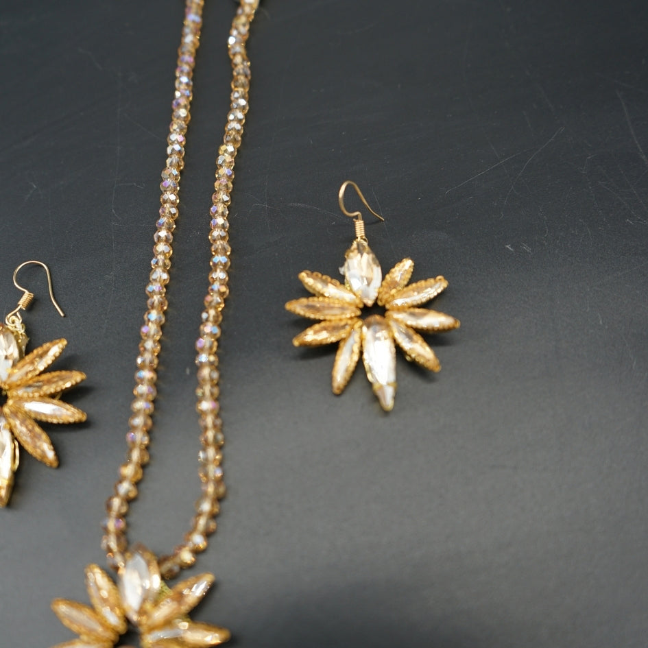 Collier et boucles d’oreilles étoile dorée pour cérémonie ou soirée