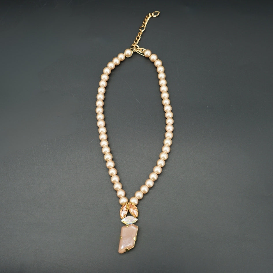 Collier femme chic en perles et strass – Accessoire de luxe