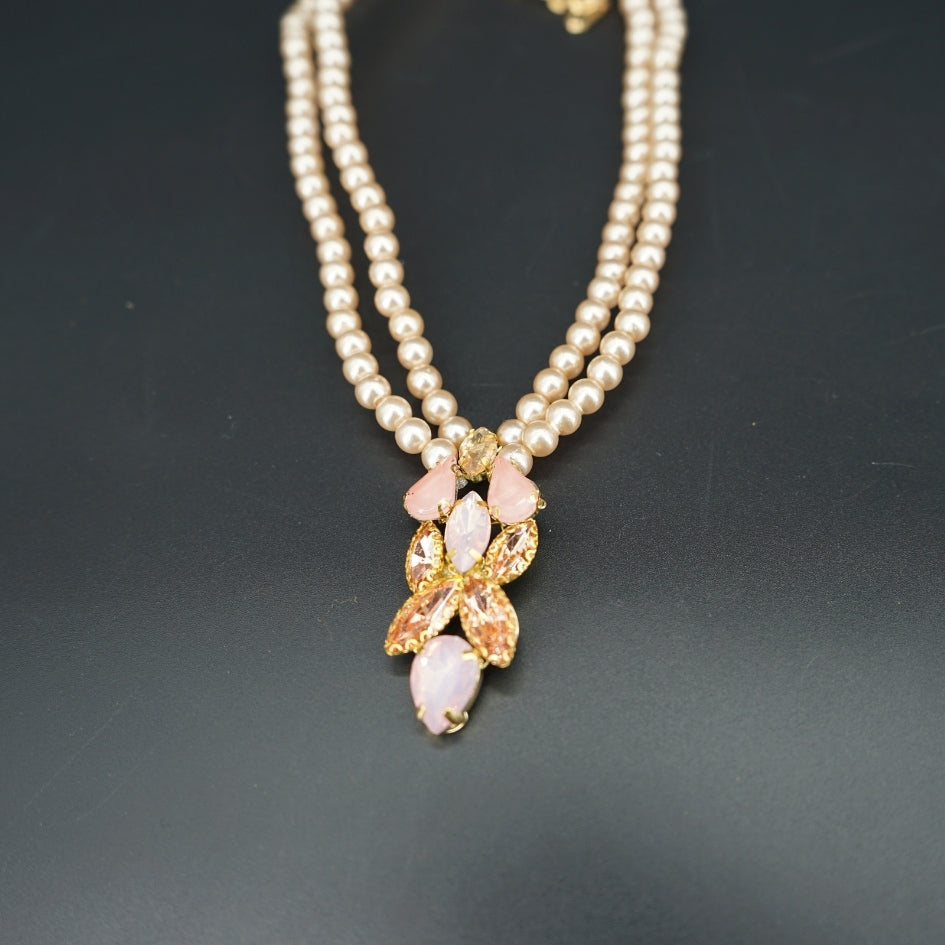 Collier perlé avec pendentif strass – Bijou chic et sophistiqué