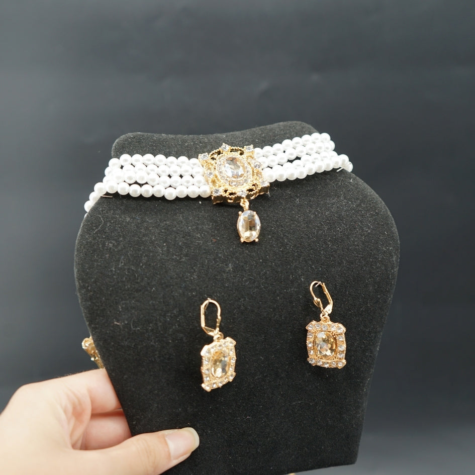 Collier " choker " perlé chic avec pendentif doré & boucles assorties – Style mariage
