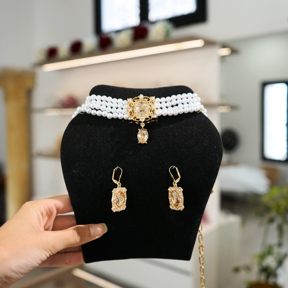 Collier " choker " perlé chic avec pendentif doré & boucles assorties – Style mariage