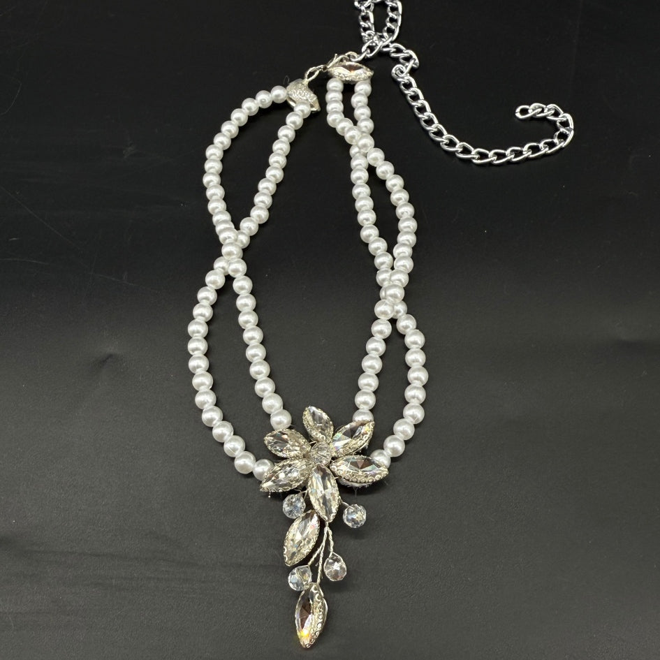 Collier " choker " perles blanches et pendentif fleur en strass – Bijou élégant pour cérémonie