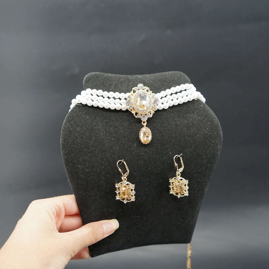 Collier " choker " triple rang perles blanches & boucles brillantes – Fait main