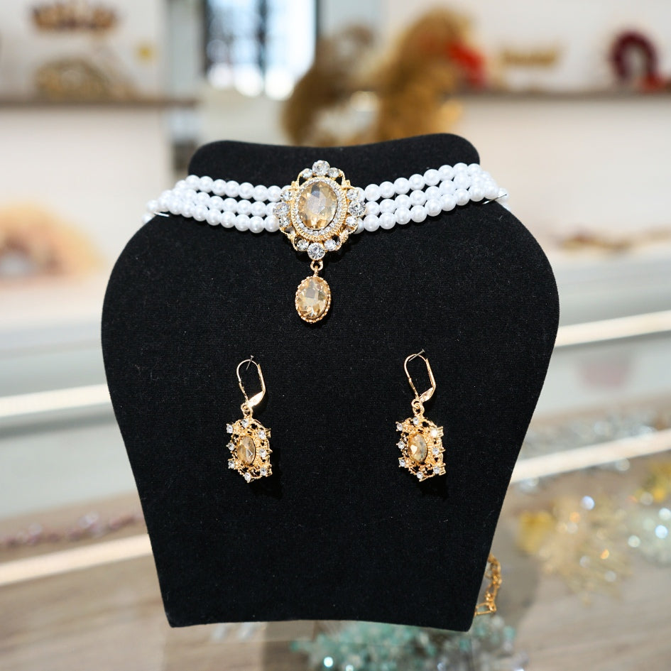 Collier " choker " triple rang perles blanches & boucles brillantes – Fait main