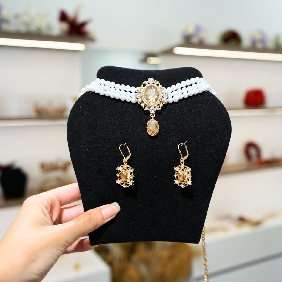 Collier " choker " triple rang perles blanches & boucles brillantes – Fait main