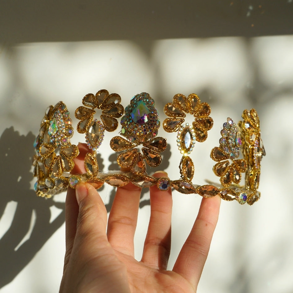 Diadème doré avec cristaux scintillants, couronne de mariage élégante