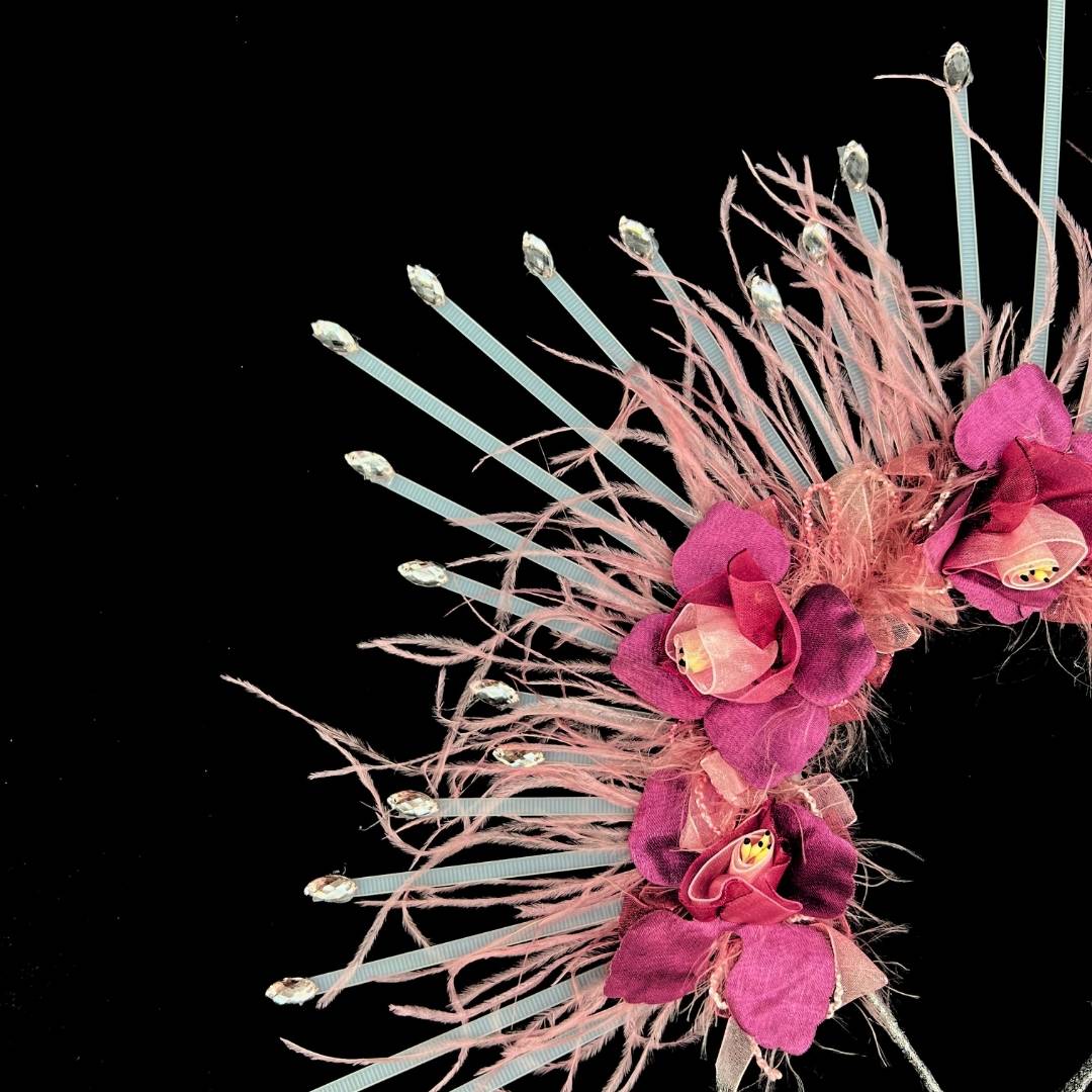 Couronne Festive Soleil avec des fleurs et des plumes fines en rose